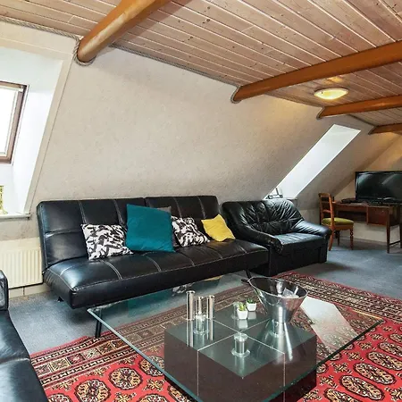 10 Person In Karby-by Traum