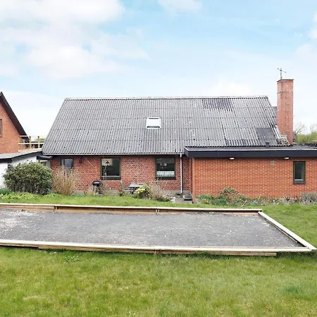 10 Person In Karby-by Traum *